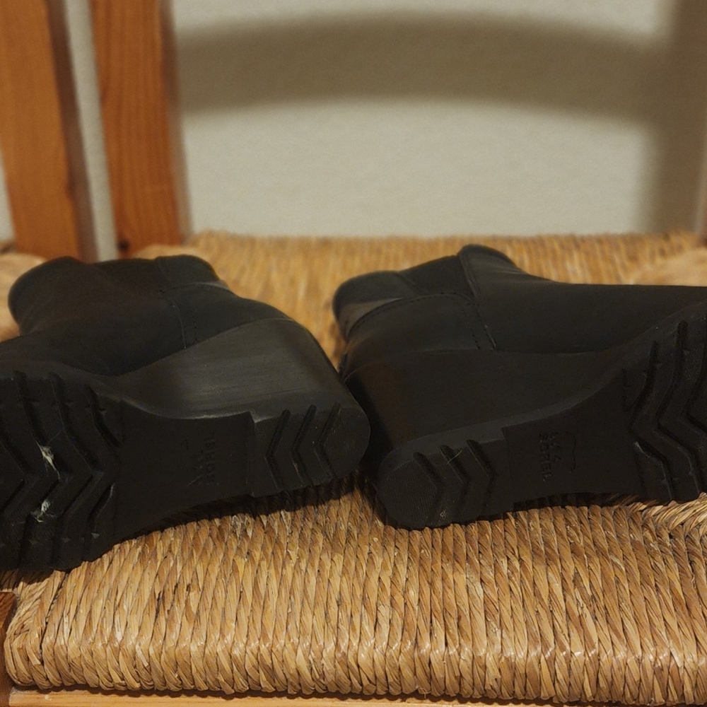 Sorel black leather ankle boots